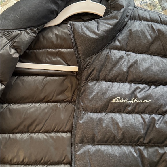 Eddie Bauer Men's Dark Navy Puffer Vest - Picture 6 of 6